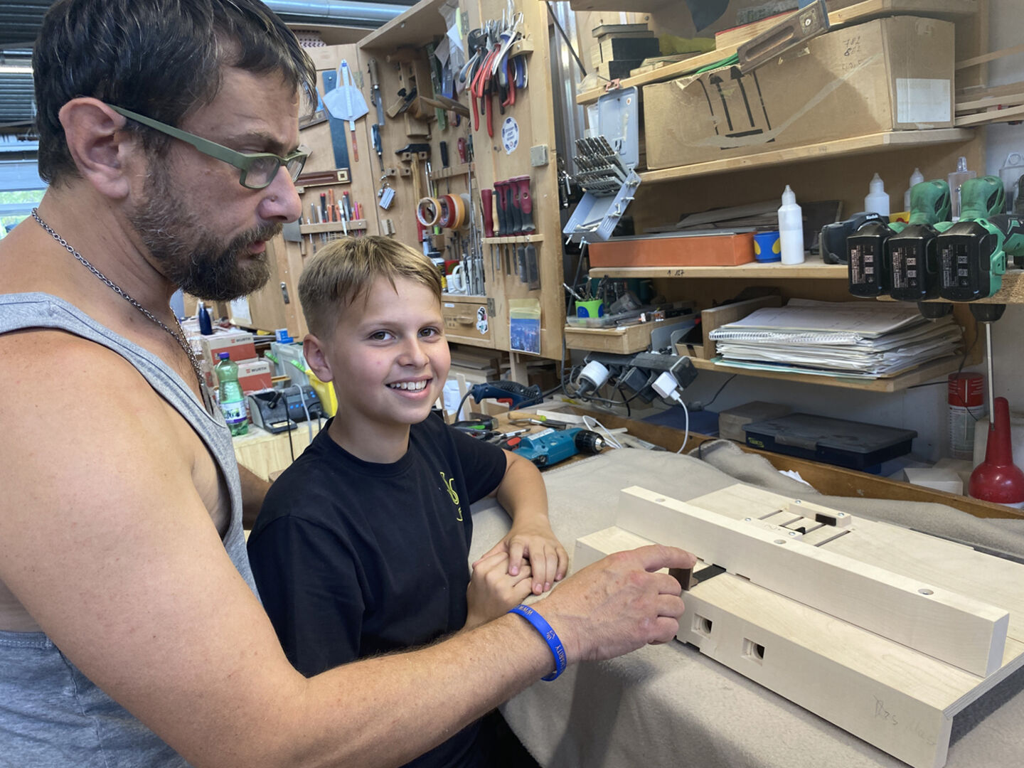 Samuel und Papa bei Fa. Rieger Orgelbau