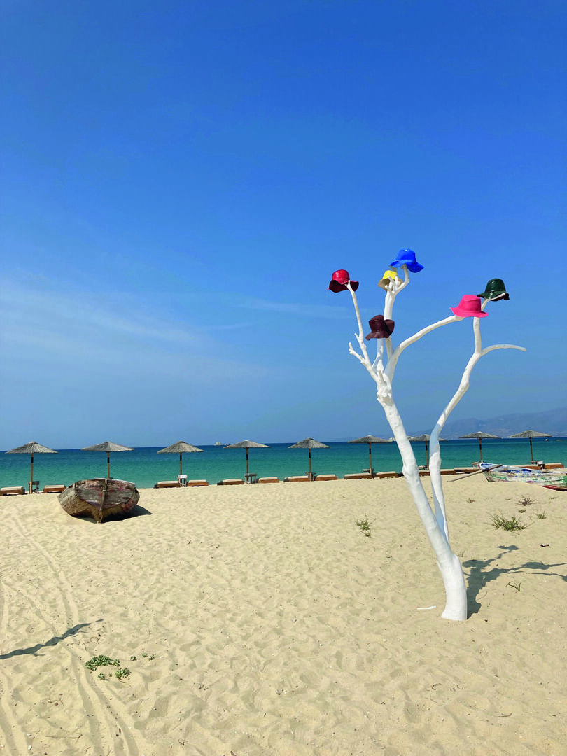 Baum mit Hüten am Plaka Strand in Naxos