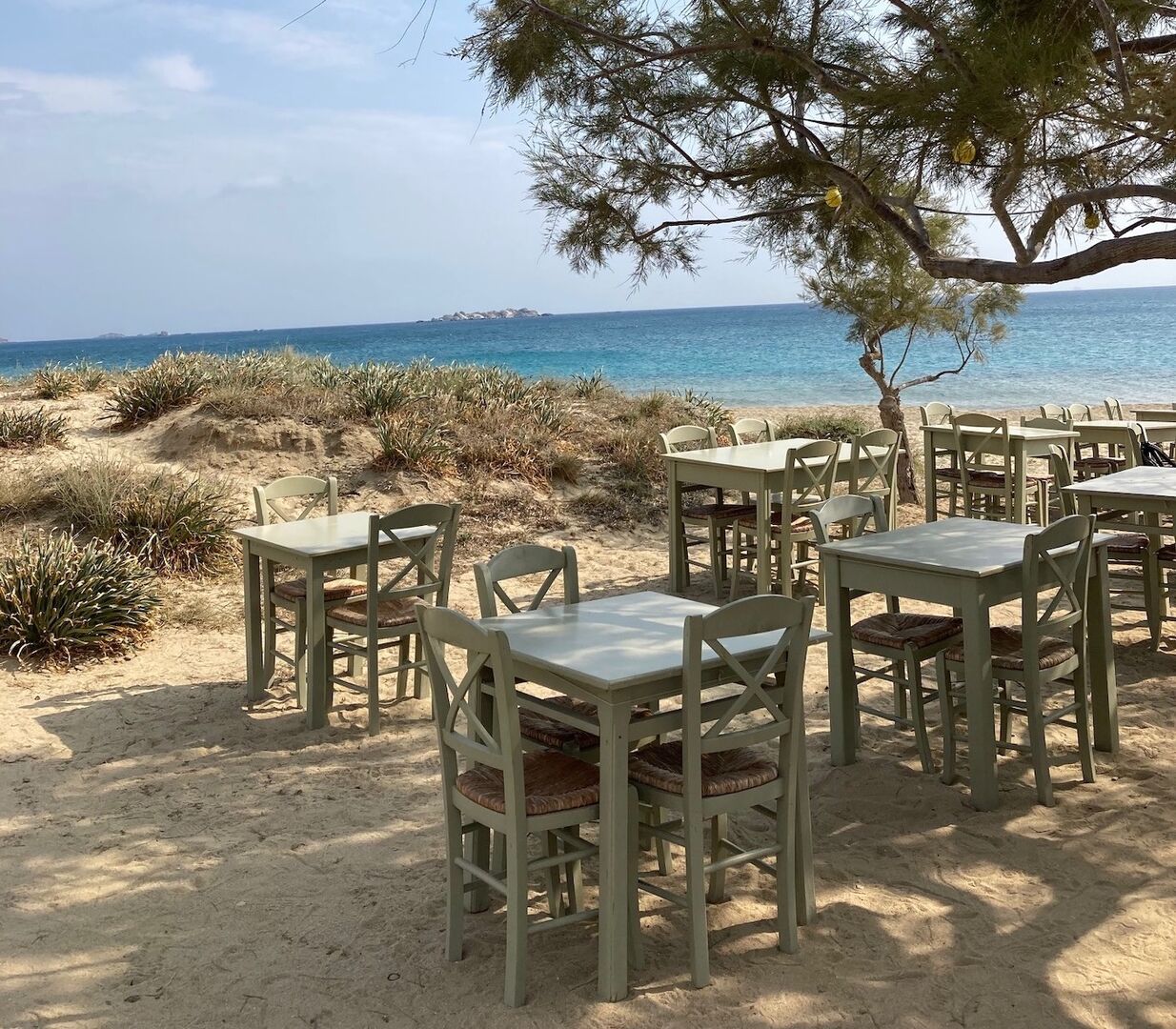 Eine Taverne am Strand von Naxos
