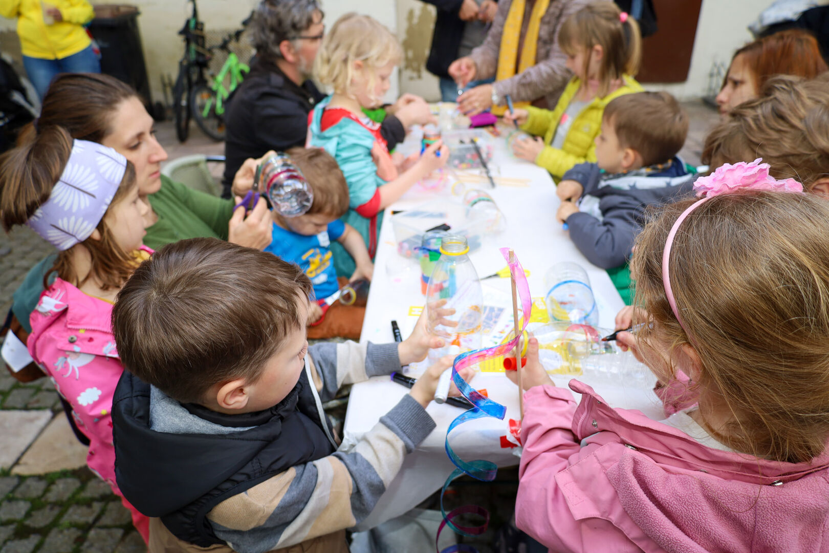 Kinder beim Basteln am Tisch