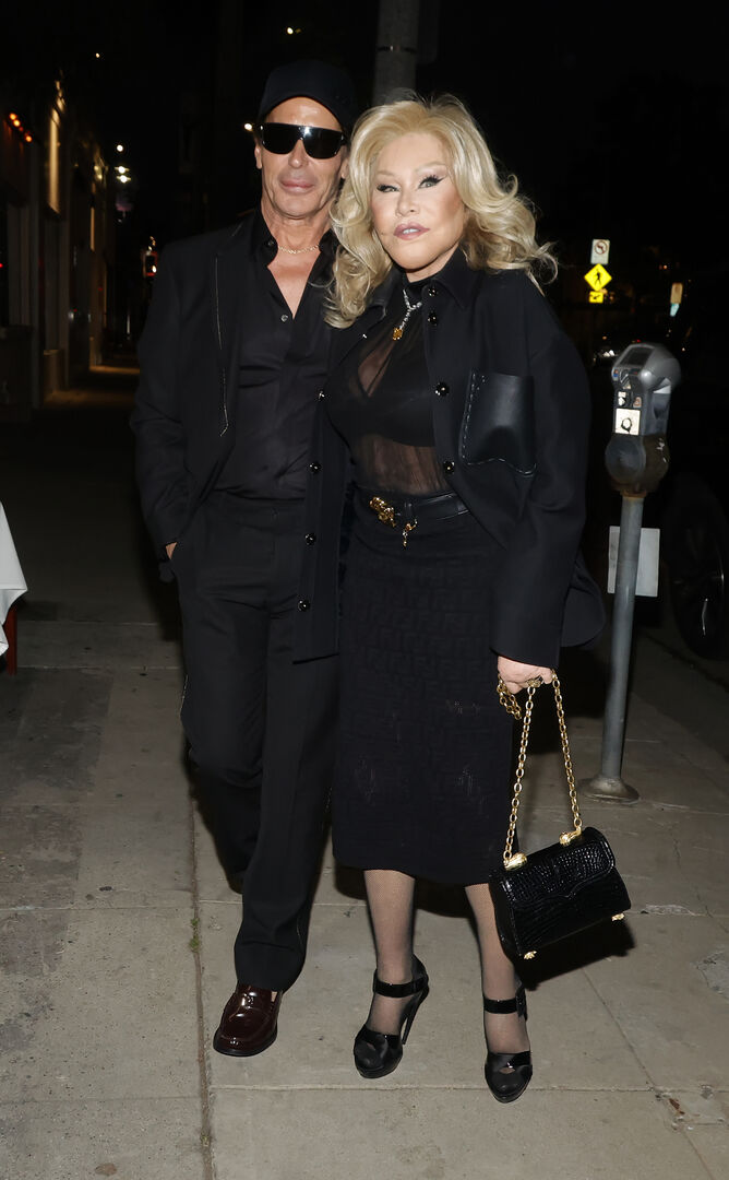 Ein Pärchen auf der Straße, die Frau ist sehr stark operiert