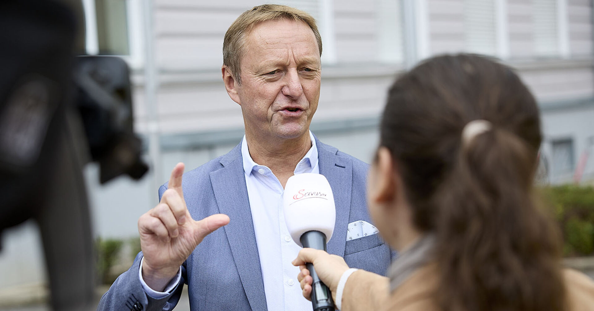 FPÖ-Klubobmann Johann Tschürtz gibt einem TV-Sender ein Interview