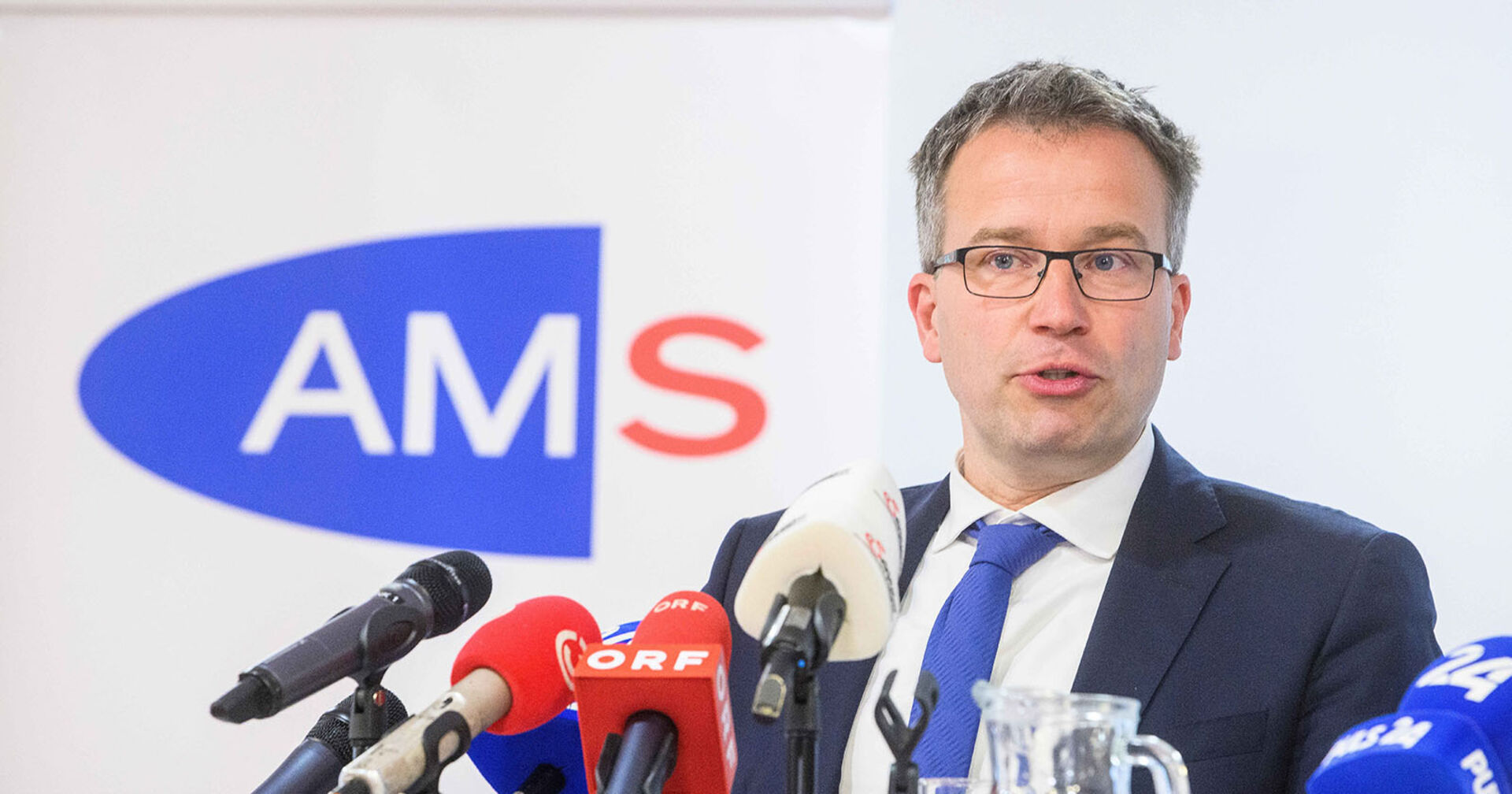 AMS-Chef Johannes Kopf im Rahmen einer Pressekonferenz