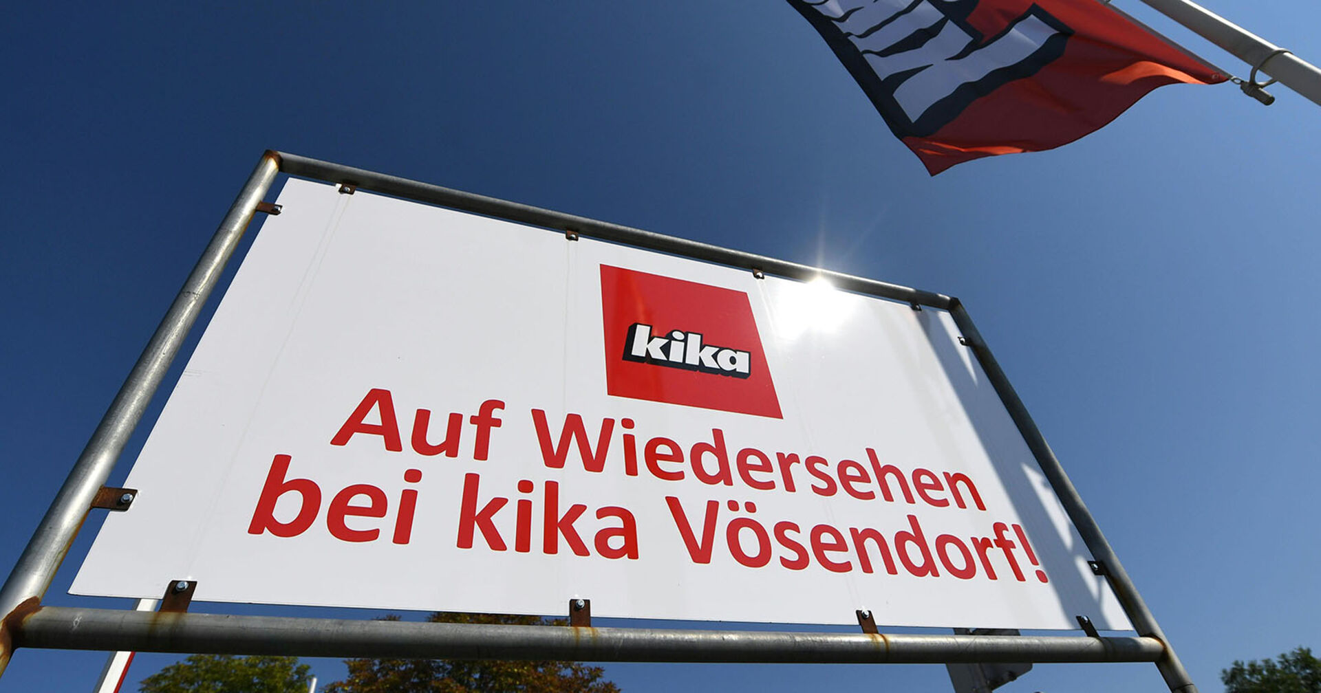 Schild vor dem Kika-Möbelhaus in Vösendorf mit der Aufschrift &quot;Auf Wiedersehen bei kika Vösendorf&quot;
