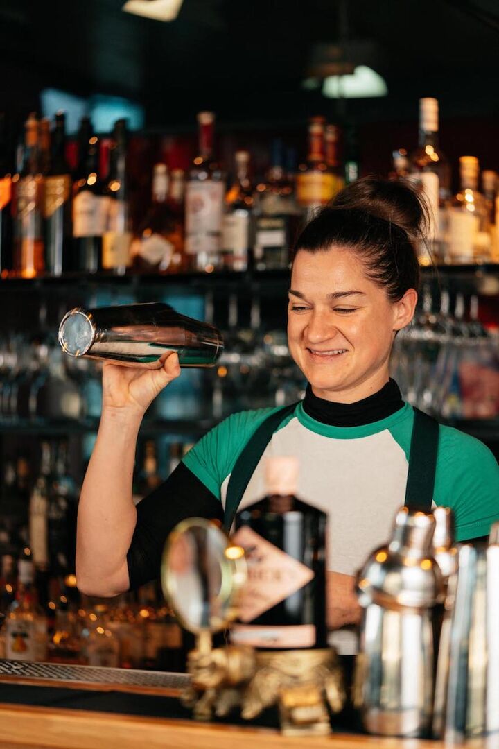 Barfrau Katharina Schwaller mixt einen Cocktail | Credit: Top Spirit/ Medianomia