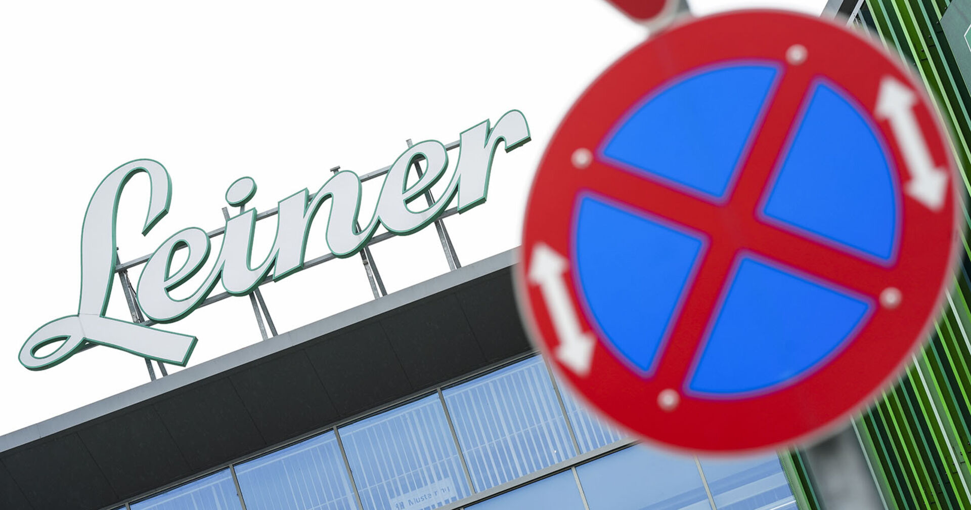 Parkverbotsschild mit Leiner-Schriftzug im Hintergrund