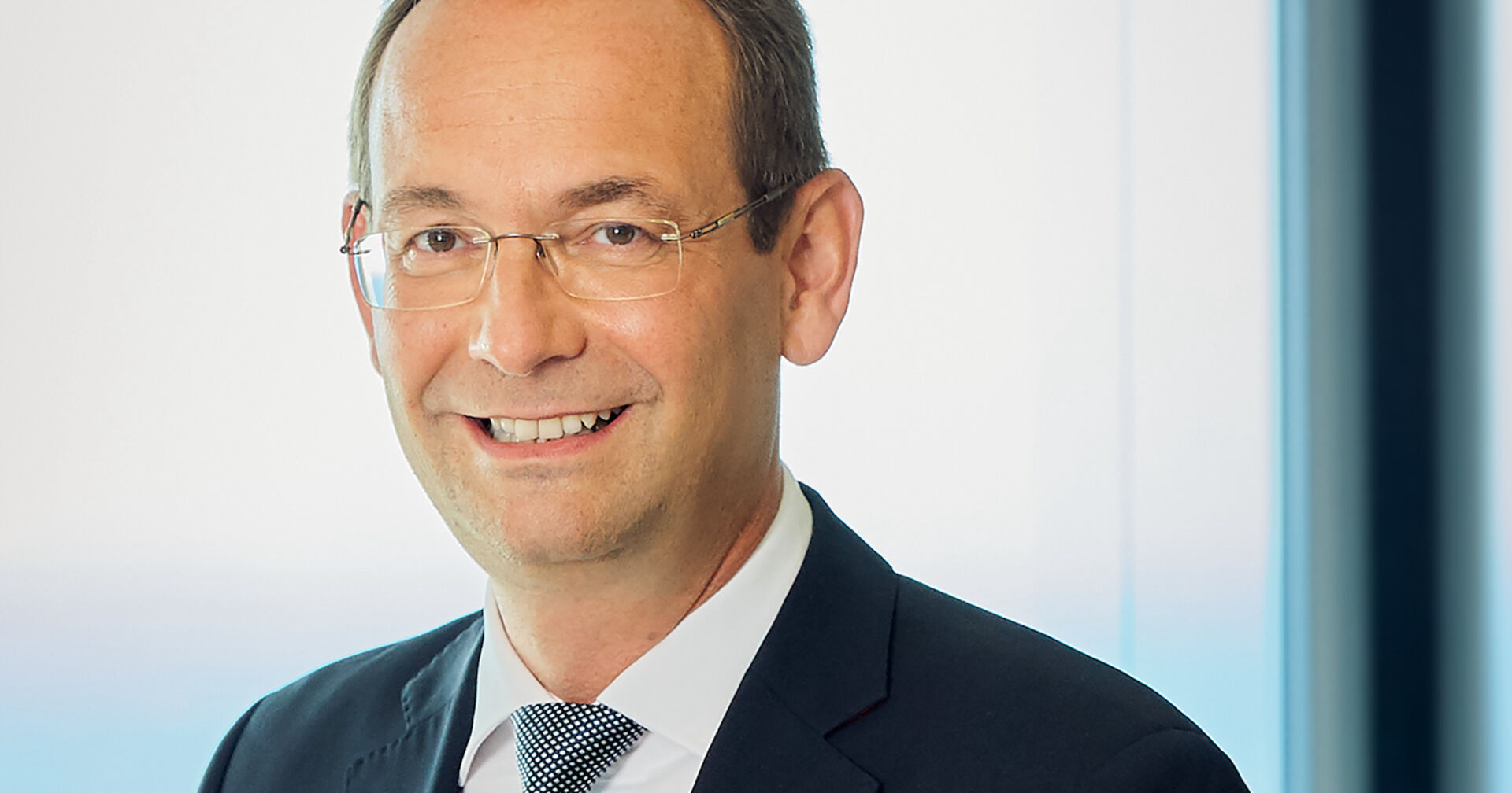 Erich Lehner mit Brille und im Anzug | Credit: EY / Christina Häusler