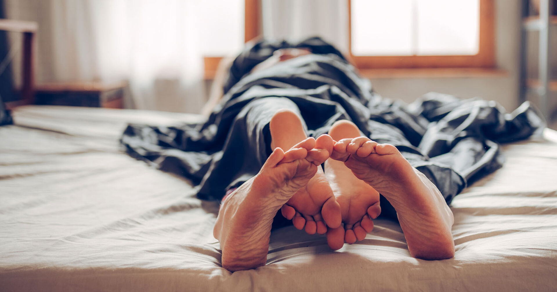 Zwei Menschen liegen gemeinsam in einem Bett