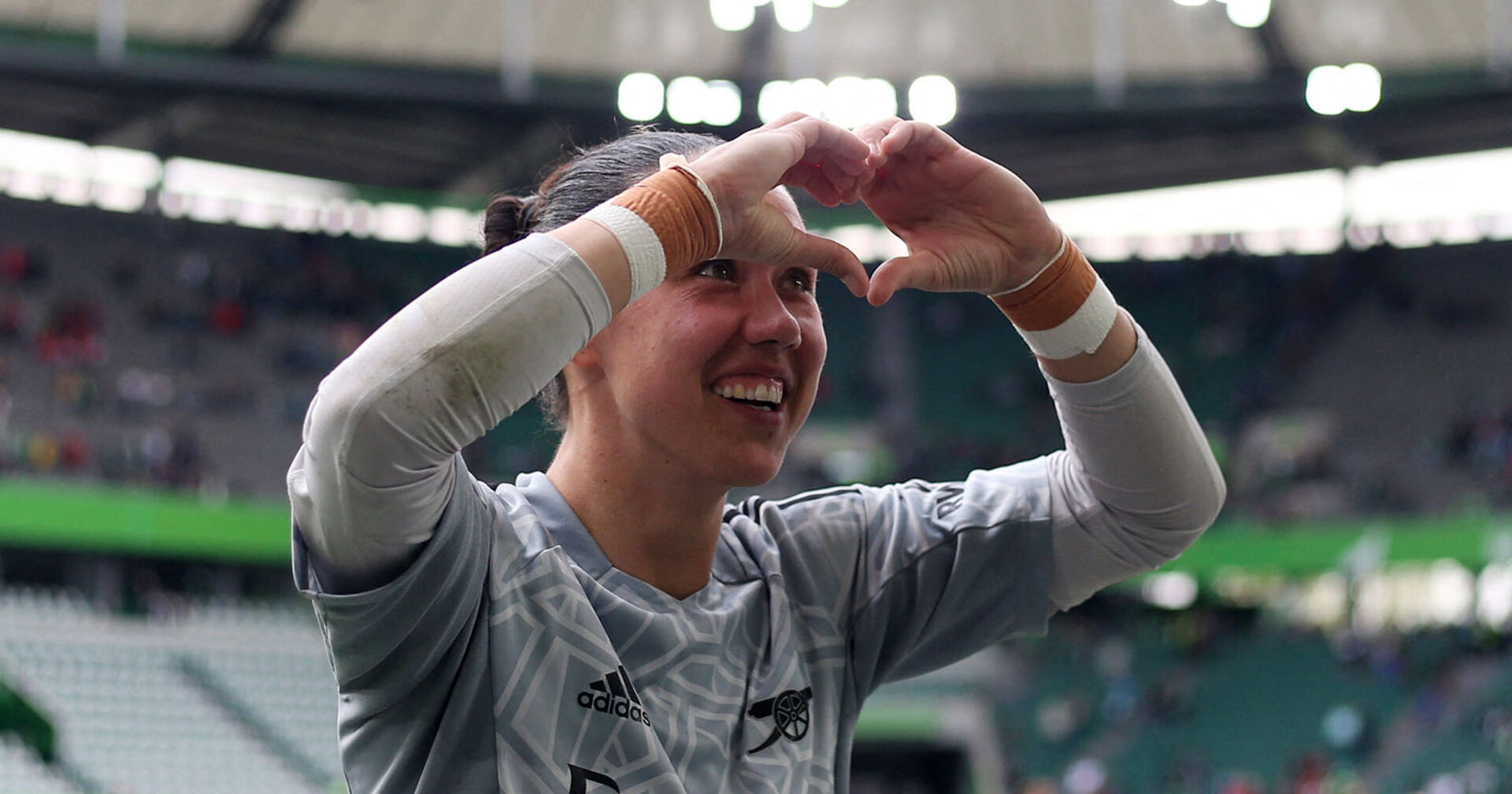 Arsenal-Torfrau Manuela Zinsberger formt mit ihren Händen ein Herz