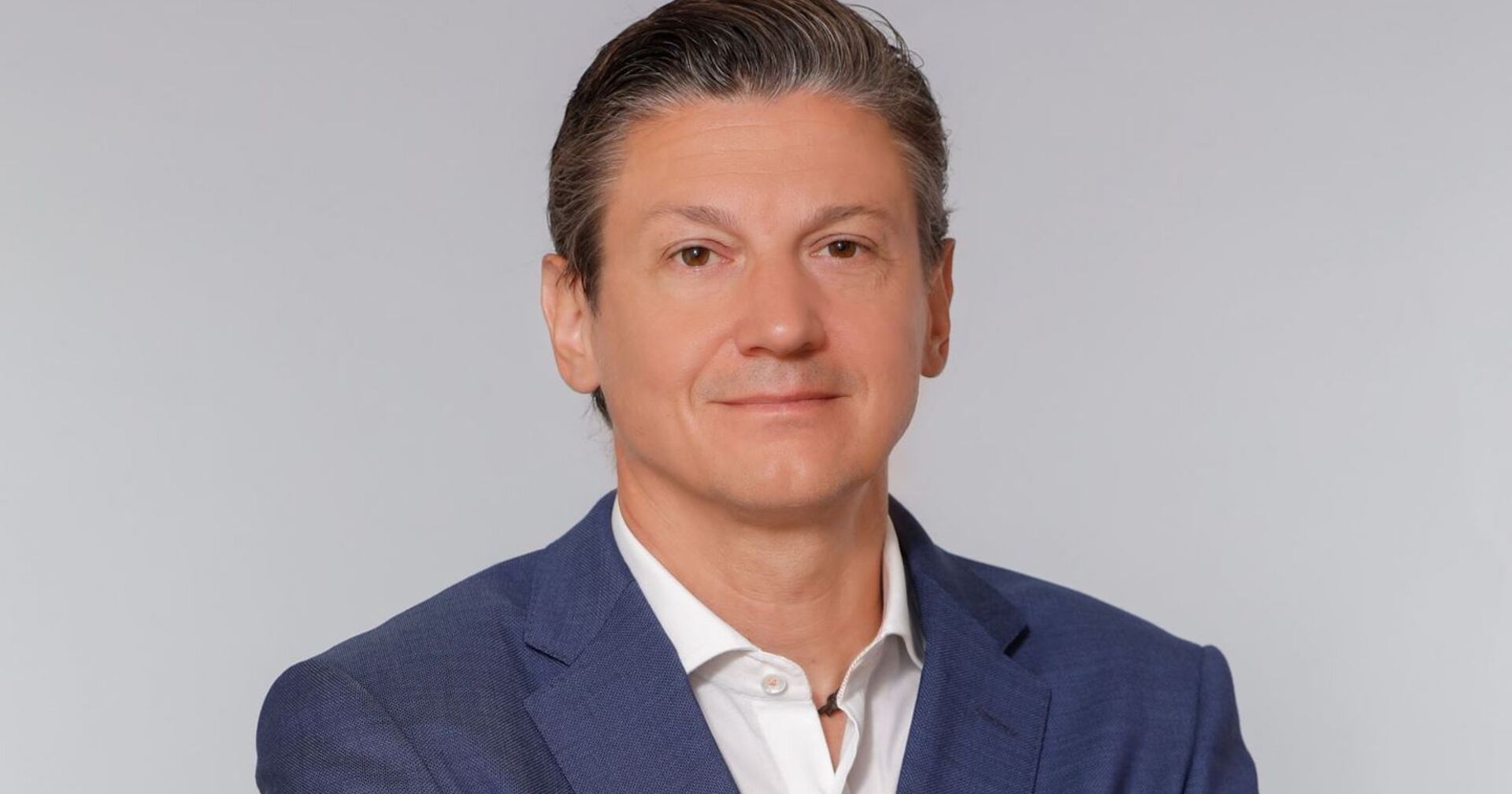 Martin Wagner im blaunen Anzug und mit offenem Hemdkragen | Credit: Salquarda Martha