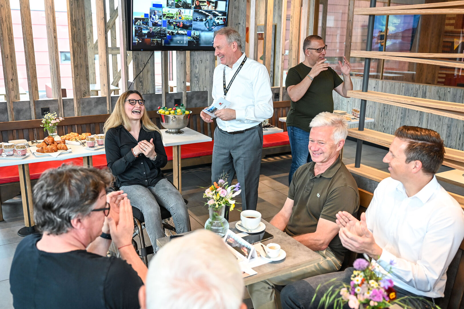 Von den insgesamt 12 beeinträchtigen Mitarbeiter zeigten u.a. Selina und Anton in einem Videoprojekt von „dafür“ ihre Tätigkeiten in den Restaurants.