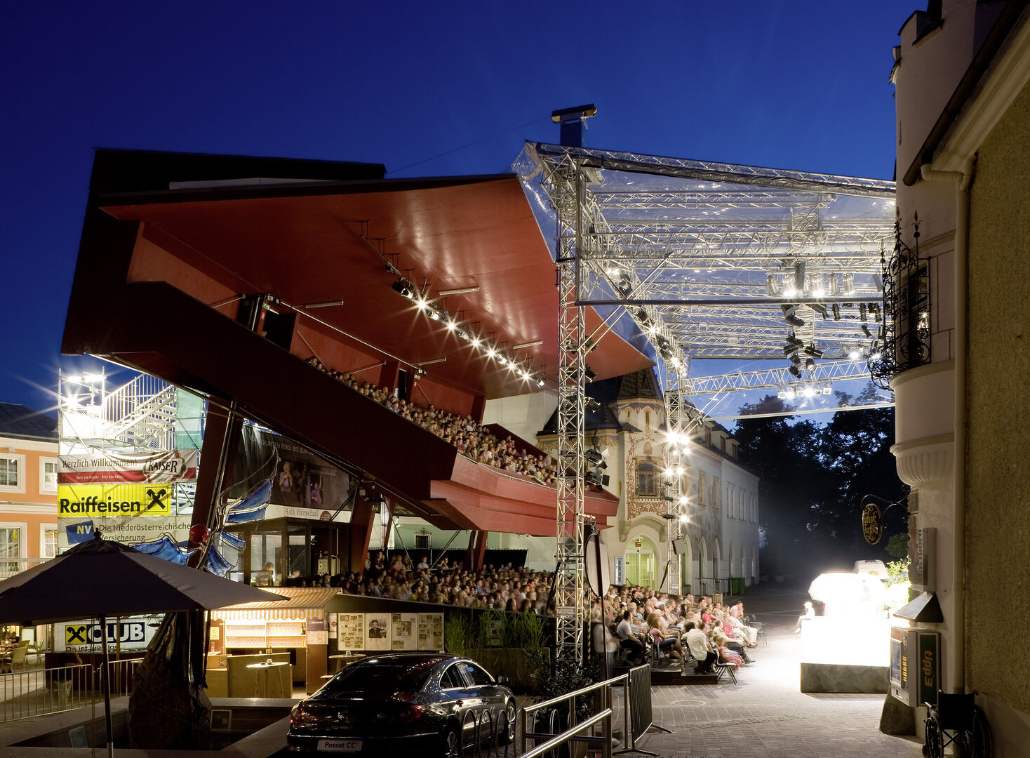 Die Tribüne des Theatersommer Haags in der Nacht.