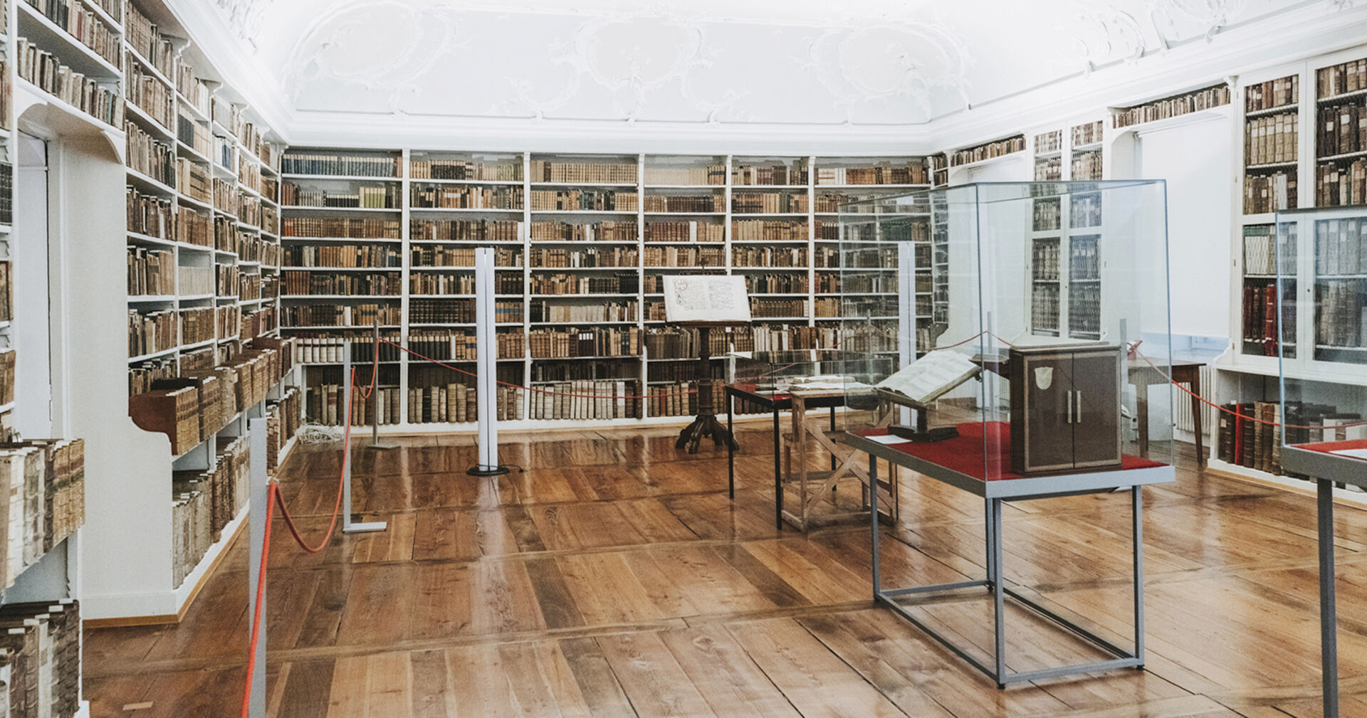 Die Barockbibliothek bildet den passenden Rahmen für die Schau „Der Himmel auf Erden.“