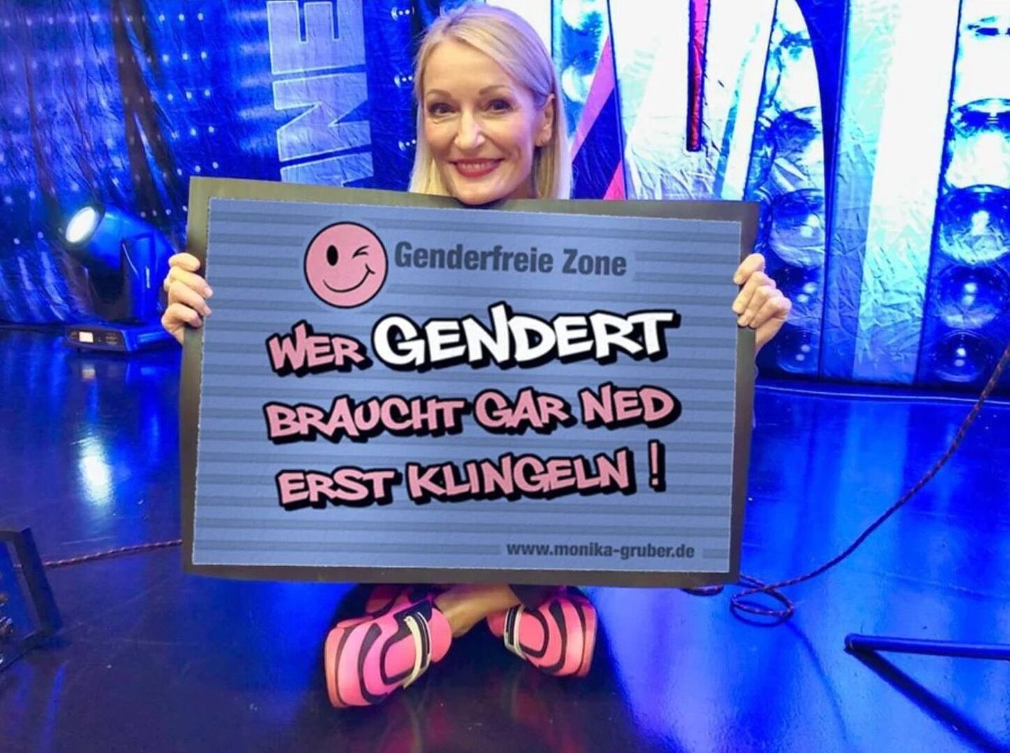 Monika Gruber hält ihre Fußmatte in die Kamera.
