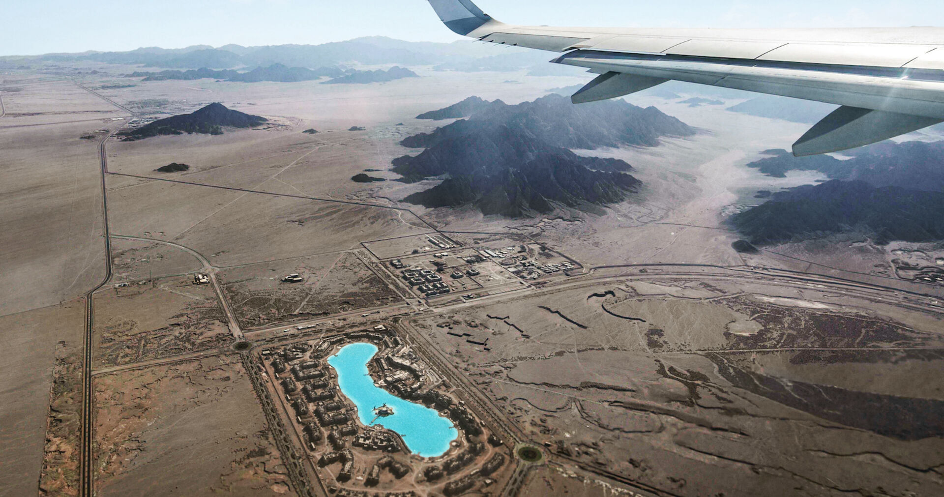 Vom Flugzeug aus sieht man den riesigen Pool mitten in der Wüste