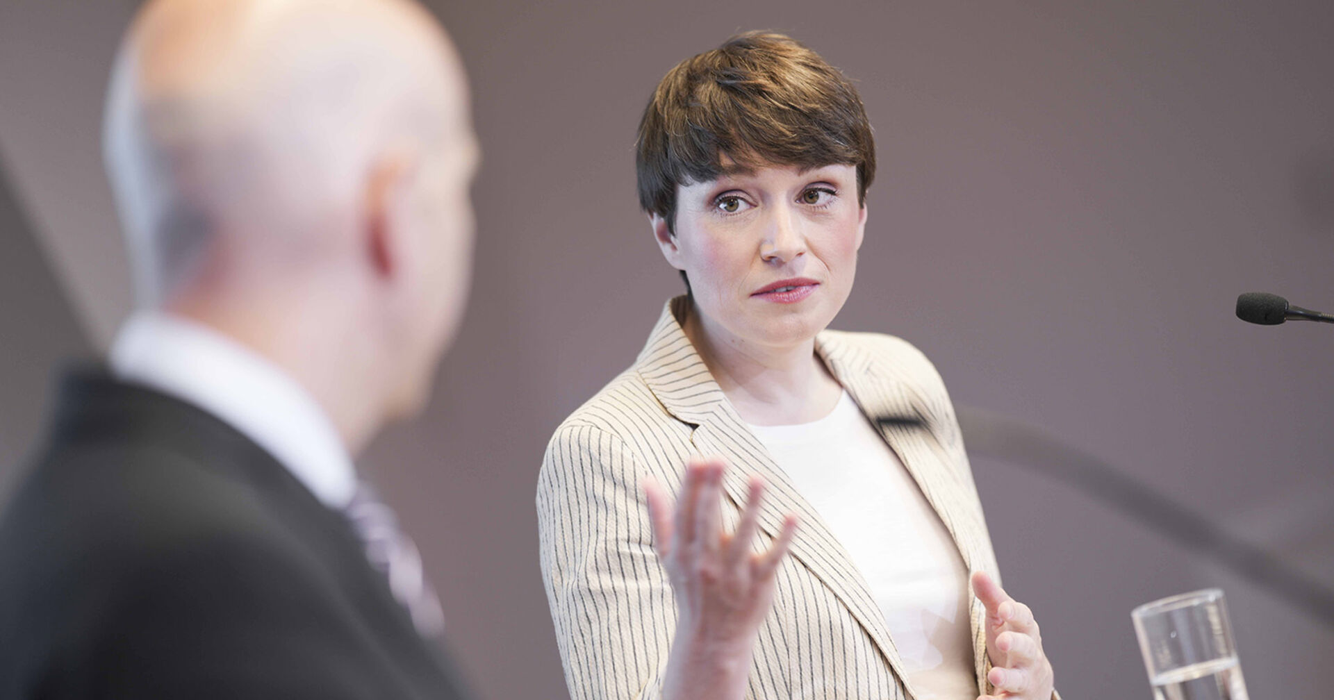 Arbeitsminister Martin Kocher (ÖVP) und Klubobfrau Sigrid Maurer (Grüne) im Rahmen einer Pressekonferenz