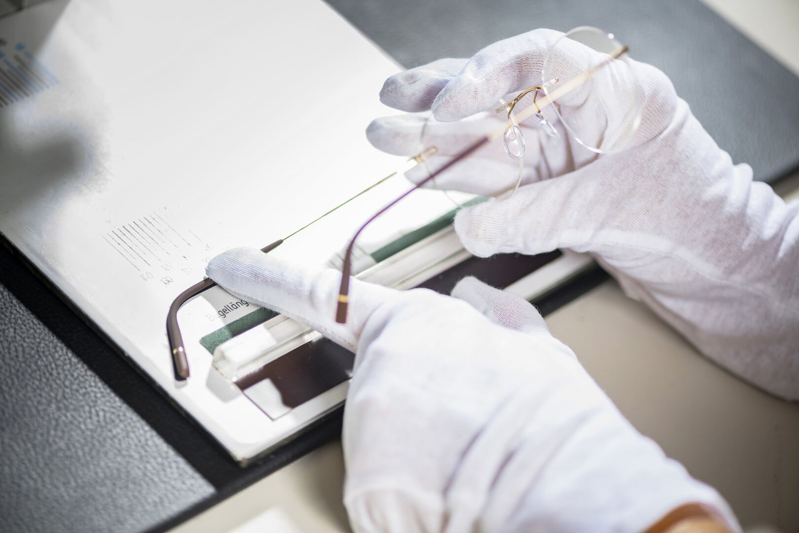 Handarbeit bei Silhouette