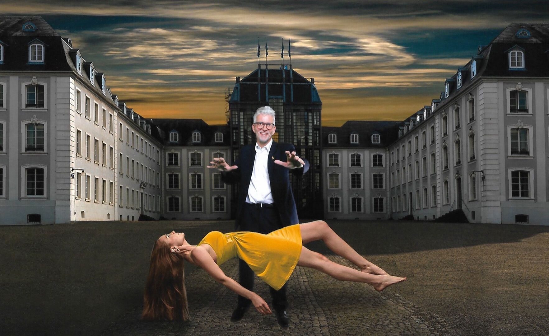 Jürgen PETER lässt Menschen über der Showbühne schweben.