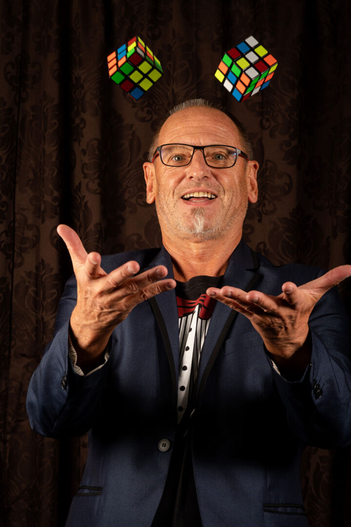 Thomaselli bringt sein Publikum mit Wortwitz und verblüffenden Tricks zum Lachen und Staunen.