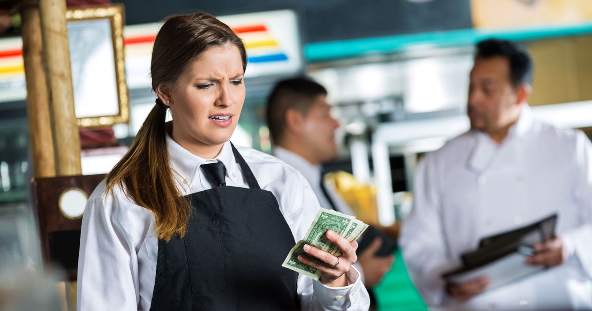 Kellnerin wundert sich über die Höhe des Trinkgeldes