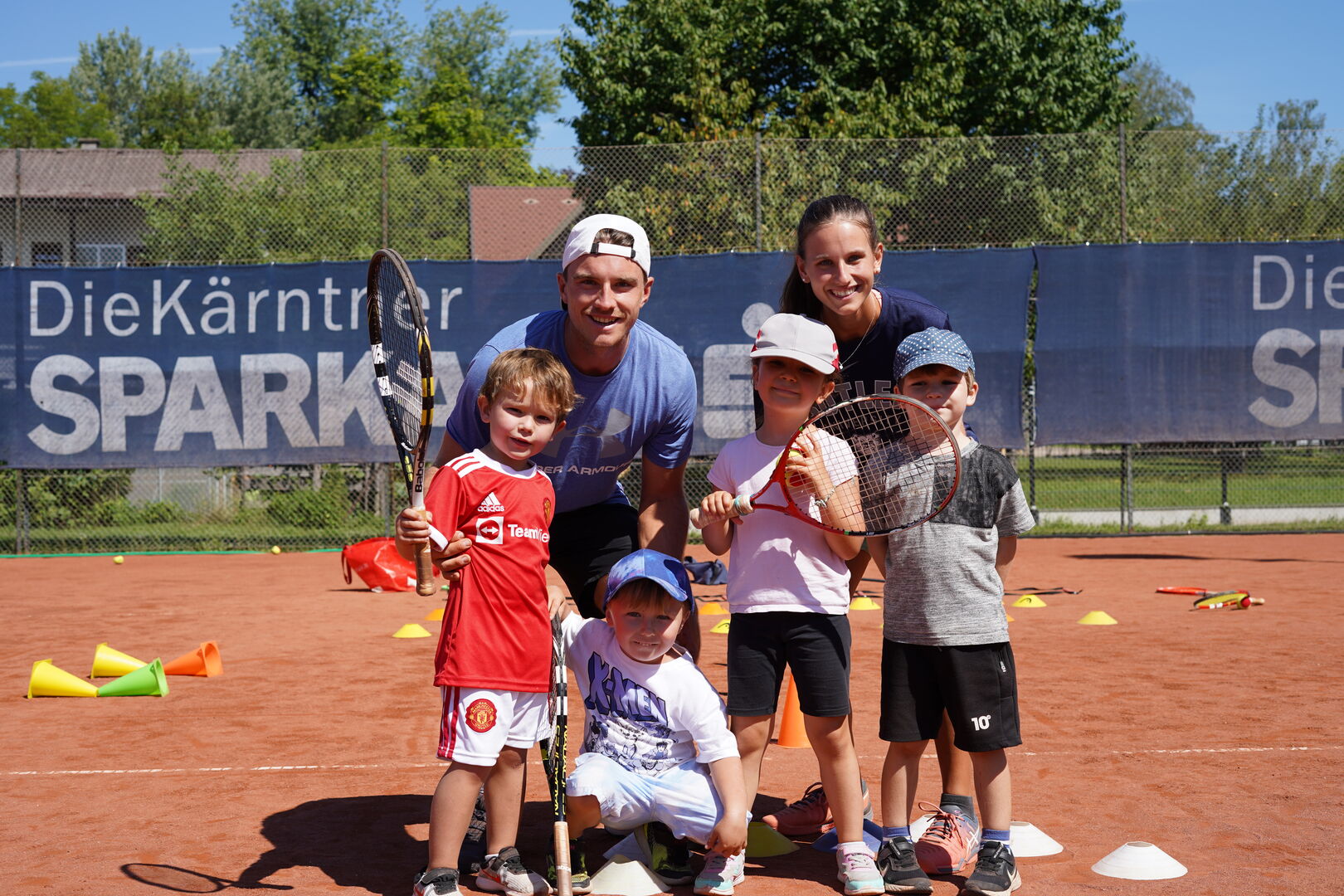 Julia und Tobias Speiser mit Kindern auf dem Tennisplatz