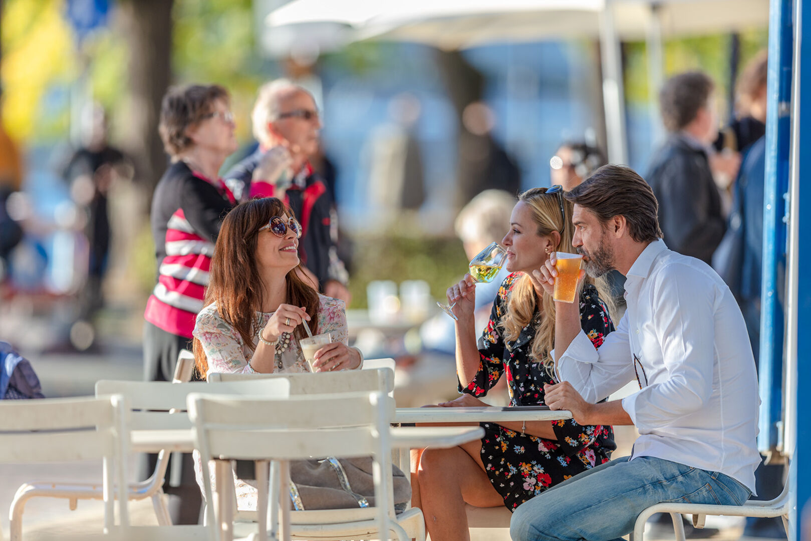Freunde sitzen zusammen in einer Buvette | Credit: Basel Tourismus