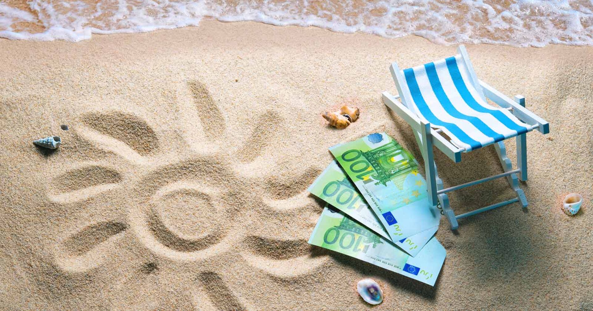 Euro-Scheine auf Sand mit Muscheln und einem Liegestuhl