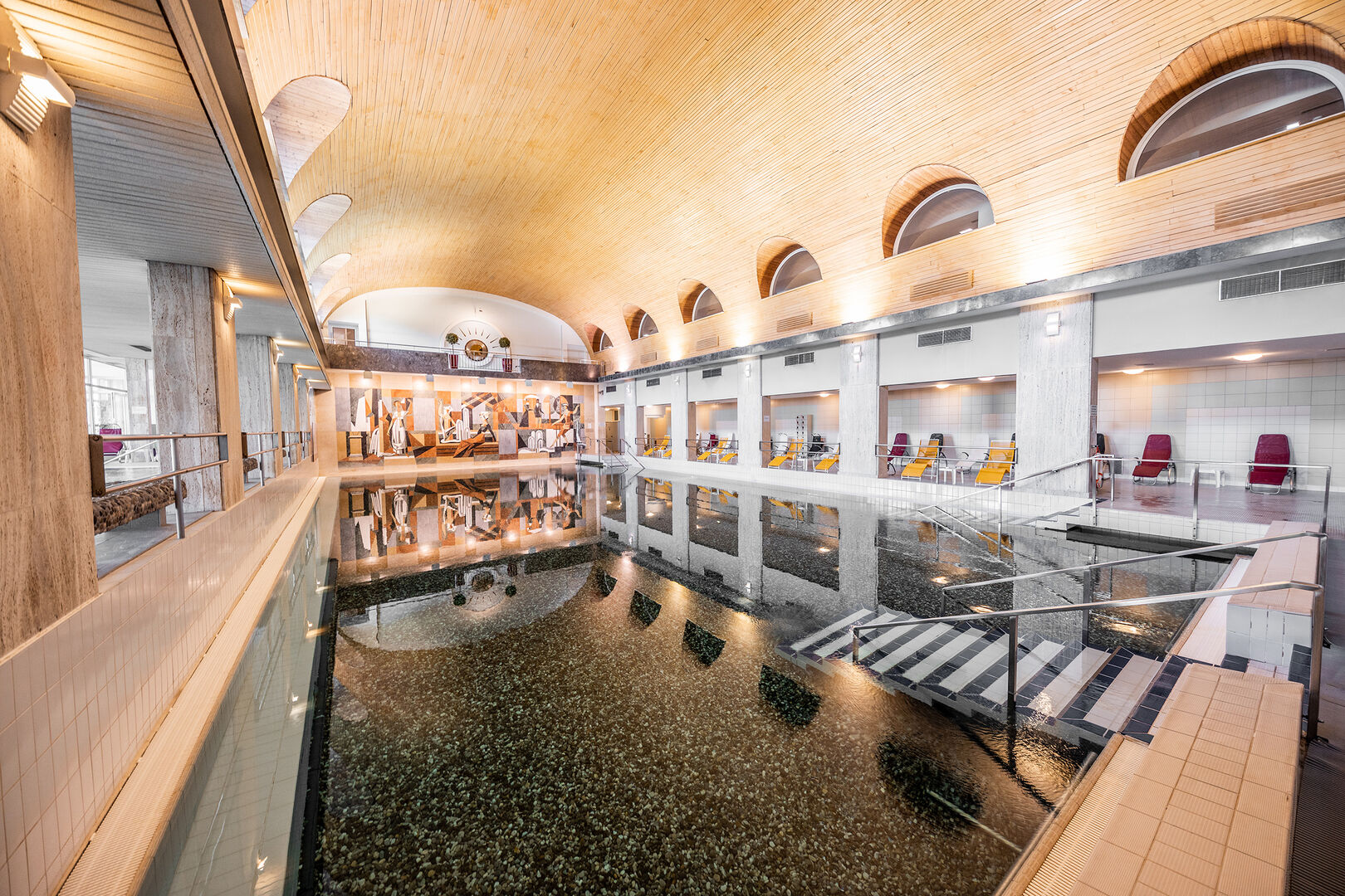 Aufnahme des hellbeleuchteten Urquellbeckens im Gesundheits- und Thermenresort Warmbad-Villach