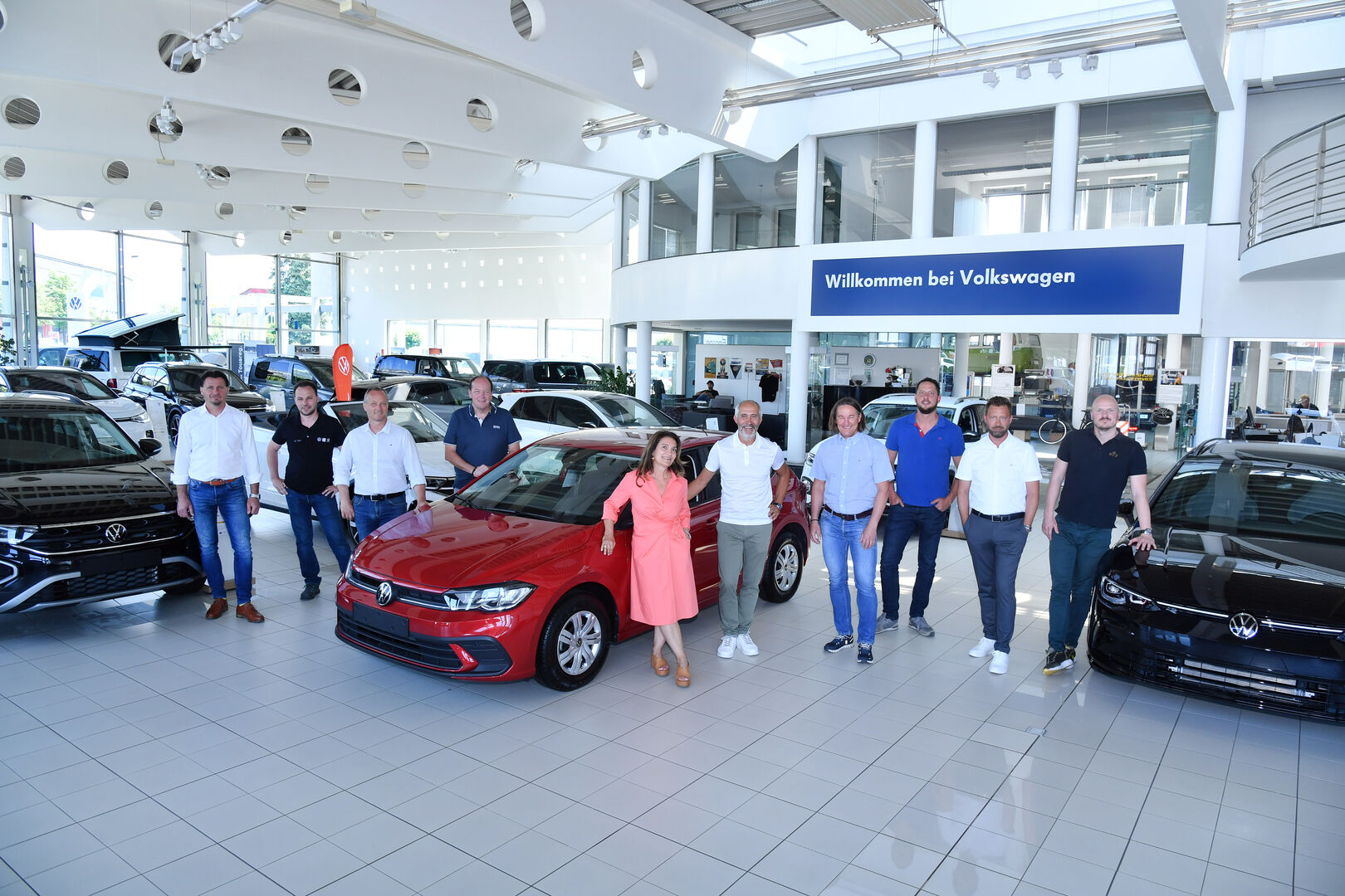 Geschäftsführer Günther Krainer und Prokuristin Ariane Krainer mit acht Mitarbeitern in den Verkaufsräumen des Autohauses