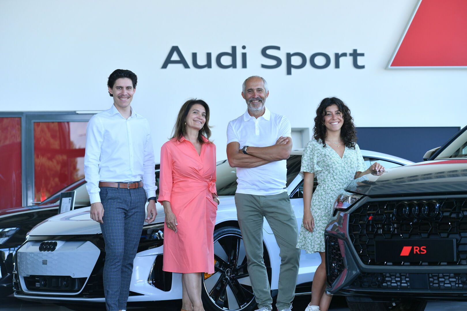 Vier Mitglieder der Familie Krainer vor mehreren Audi Sport-Modellen