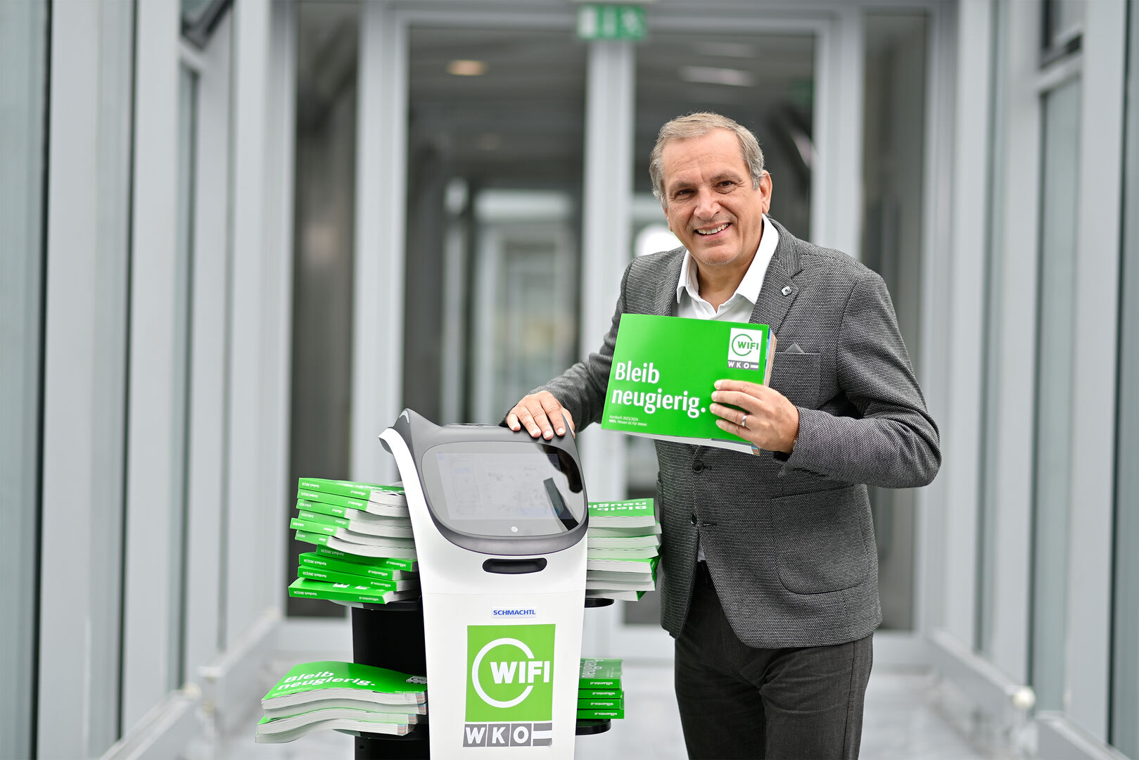 Andreas Görgei mit dem neuen WIFI-Kursbuch