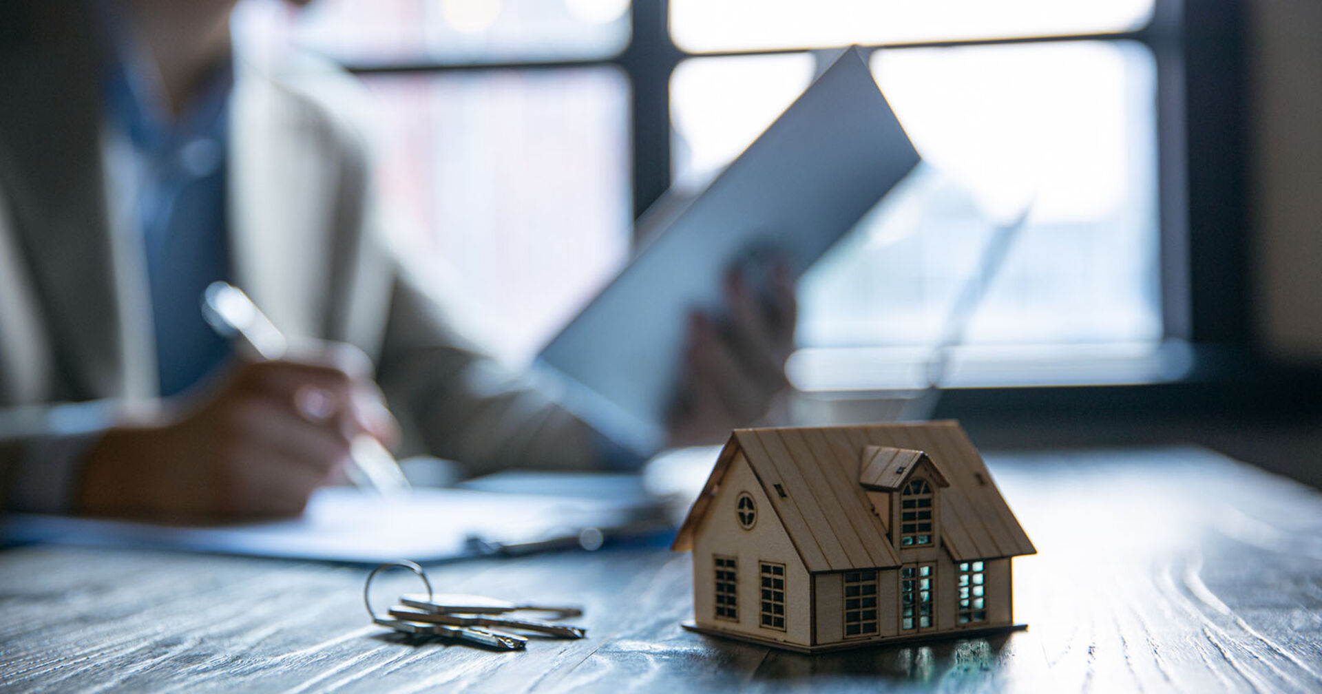 Miniatur-Haus mit Schlüsselbund