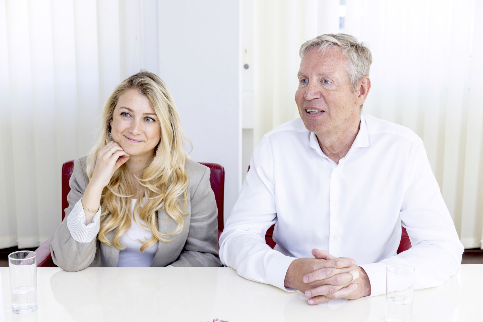 Porträt am Tisch nebeneinander sitzend
