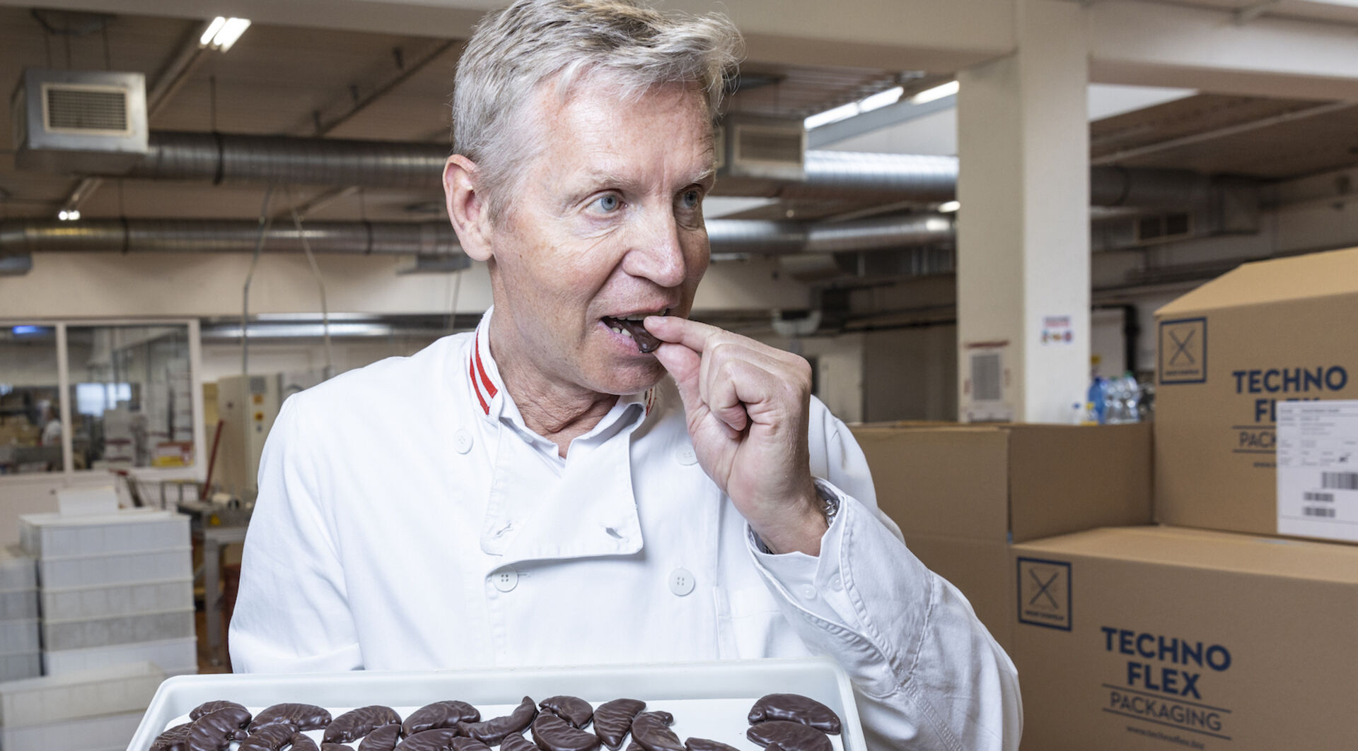 Porträt beim Verkosten von Pralinen