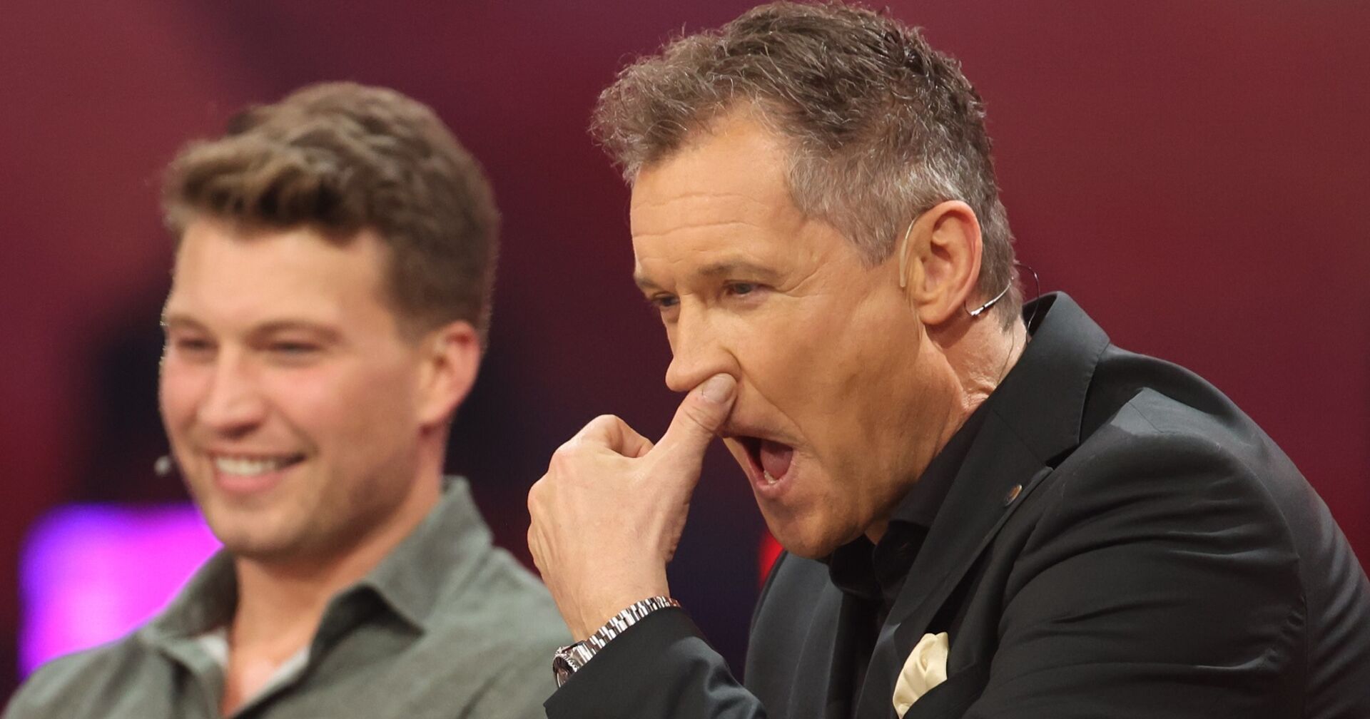 Armin Assinger im Studio von &quot;Verstehen Sie Spaß?&quot;. Er greift sich an die Nase.