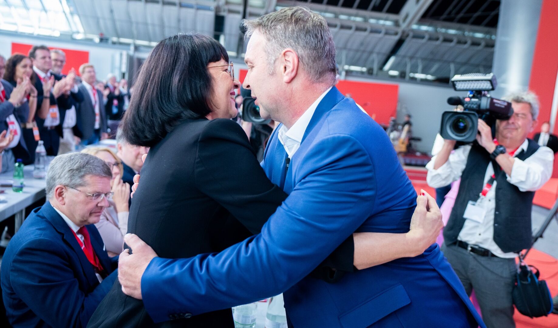 Babler umarmt seine Lebensgefährtin Nina Blum direkt nach seiner Rede.