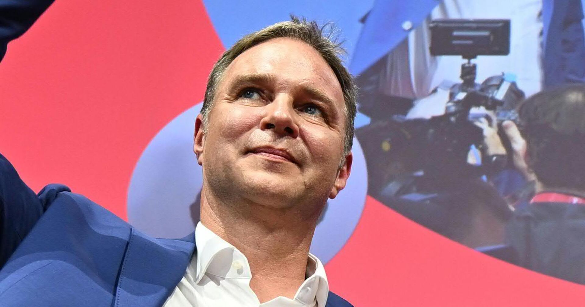 Andreas Babler auf der Bühne des Sonderparteitags