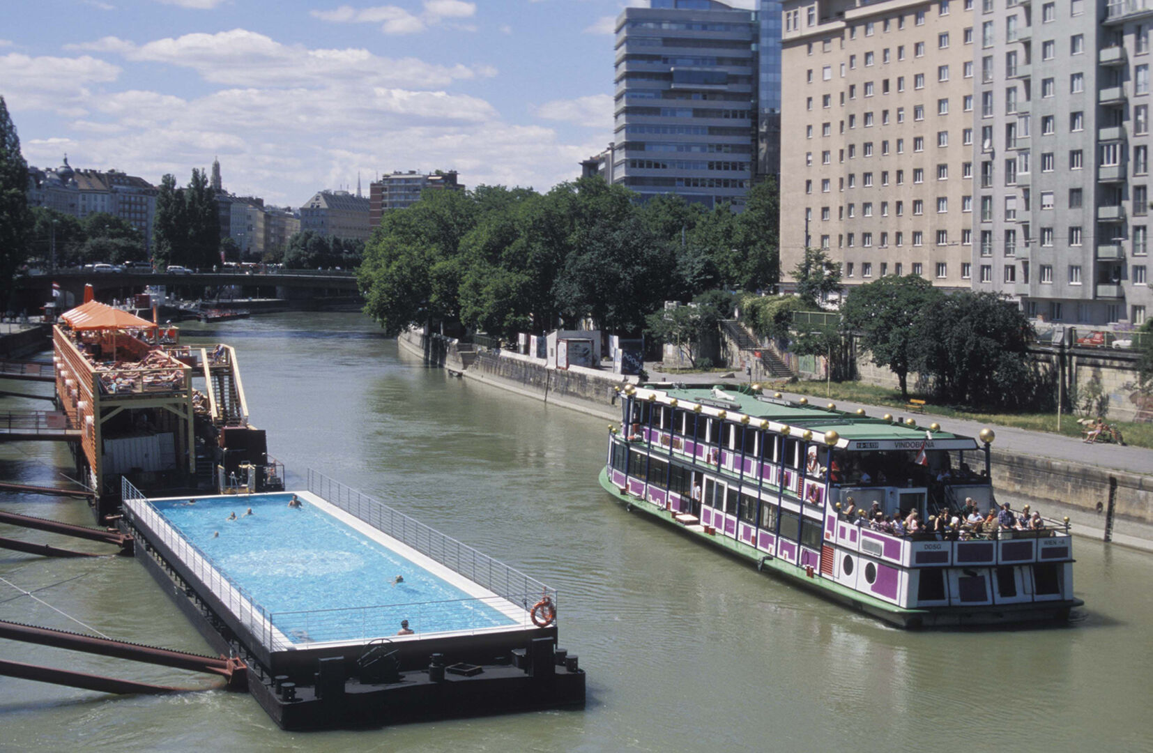 Badeschiff in Wien | Credit:  Willfried Gredler-Oxenbauer / Gredler-Oxenbauer Willfried / picturedesk.com
