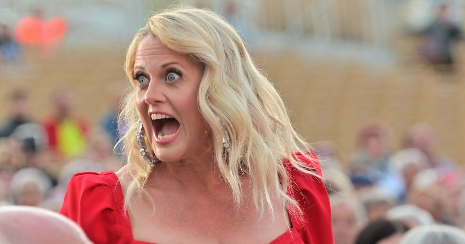 Barbara Schönberger sieht gespielt erschrocken aus.