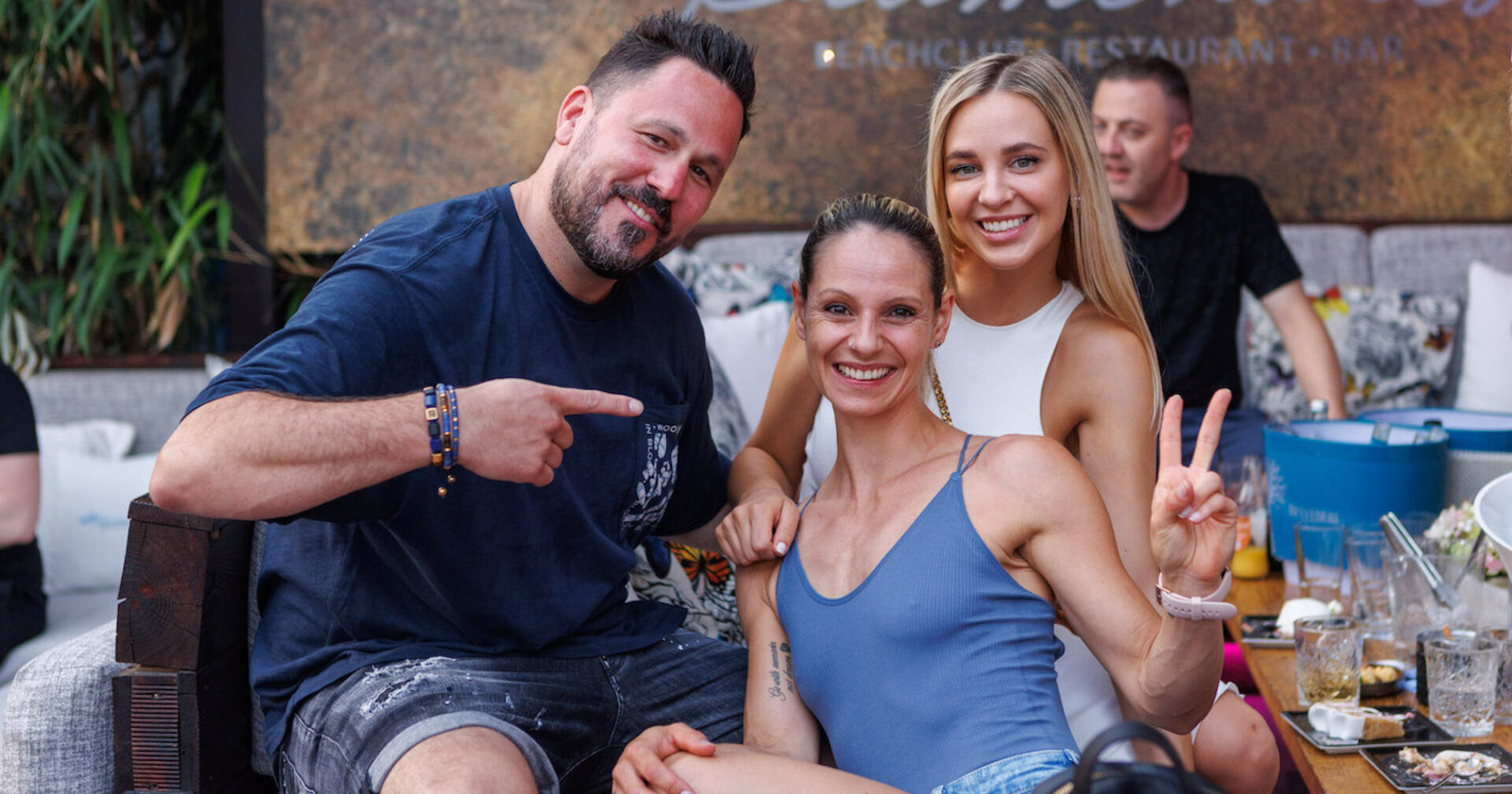 Zwei Männer und zwei Frauen feiern in der Partylocation Blumenwiese | Credit: Martin Hasibar Photographymfocus.at