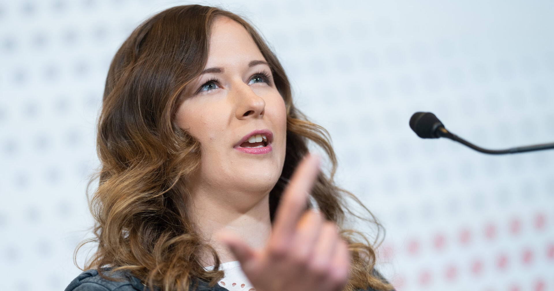 Porträt von Staatsekretärin Plakolm