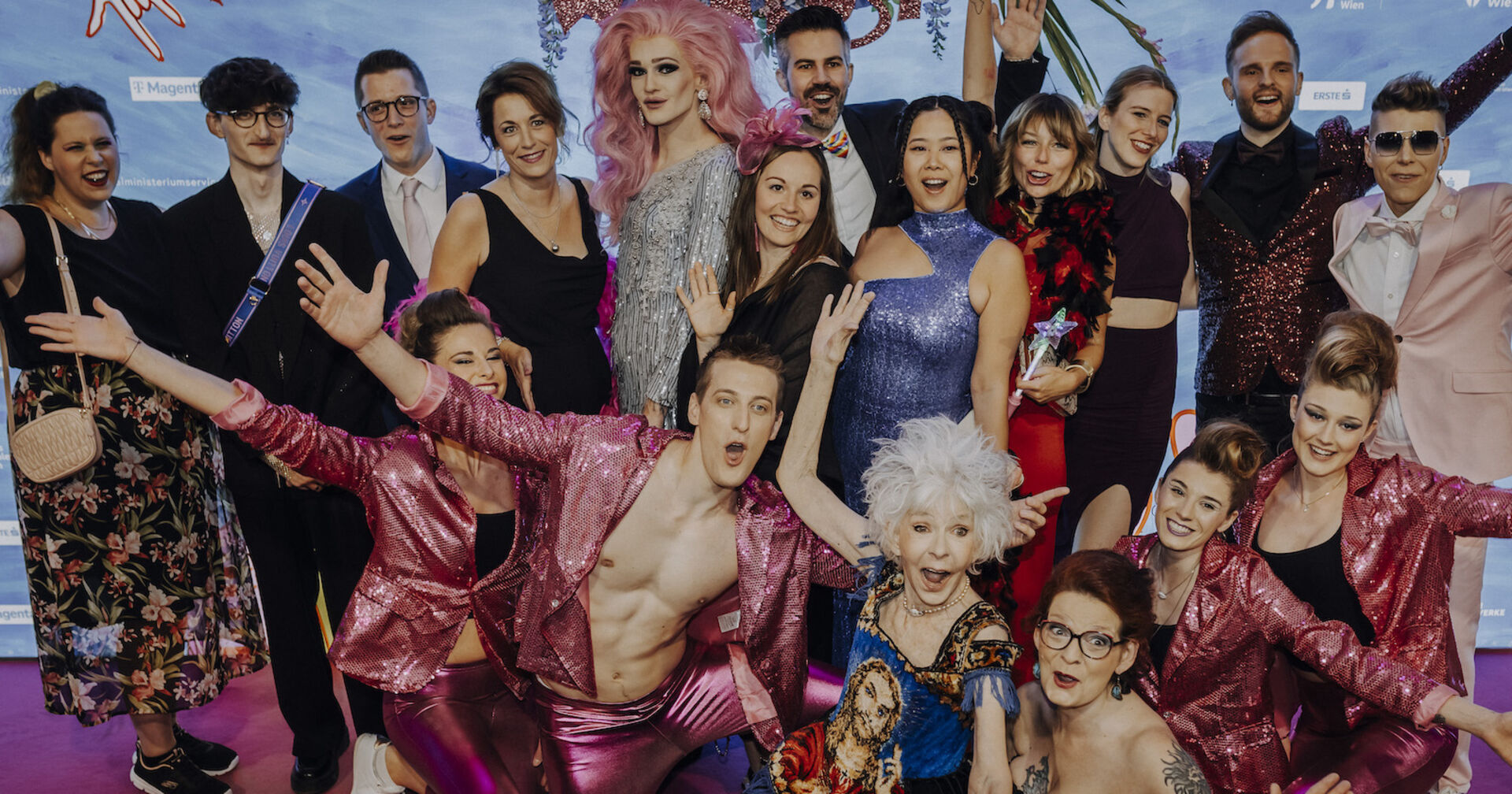 Promis beim Diversity Ball 2023 strecken die Hände  | Credit: Christine Miess