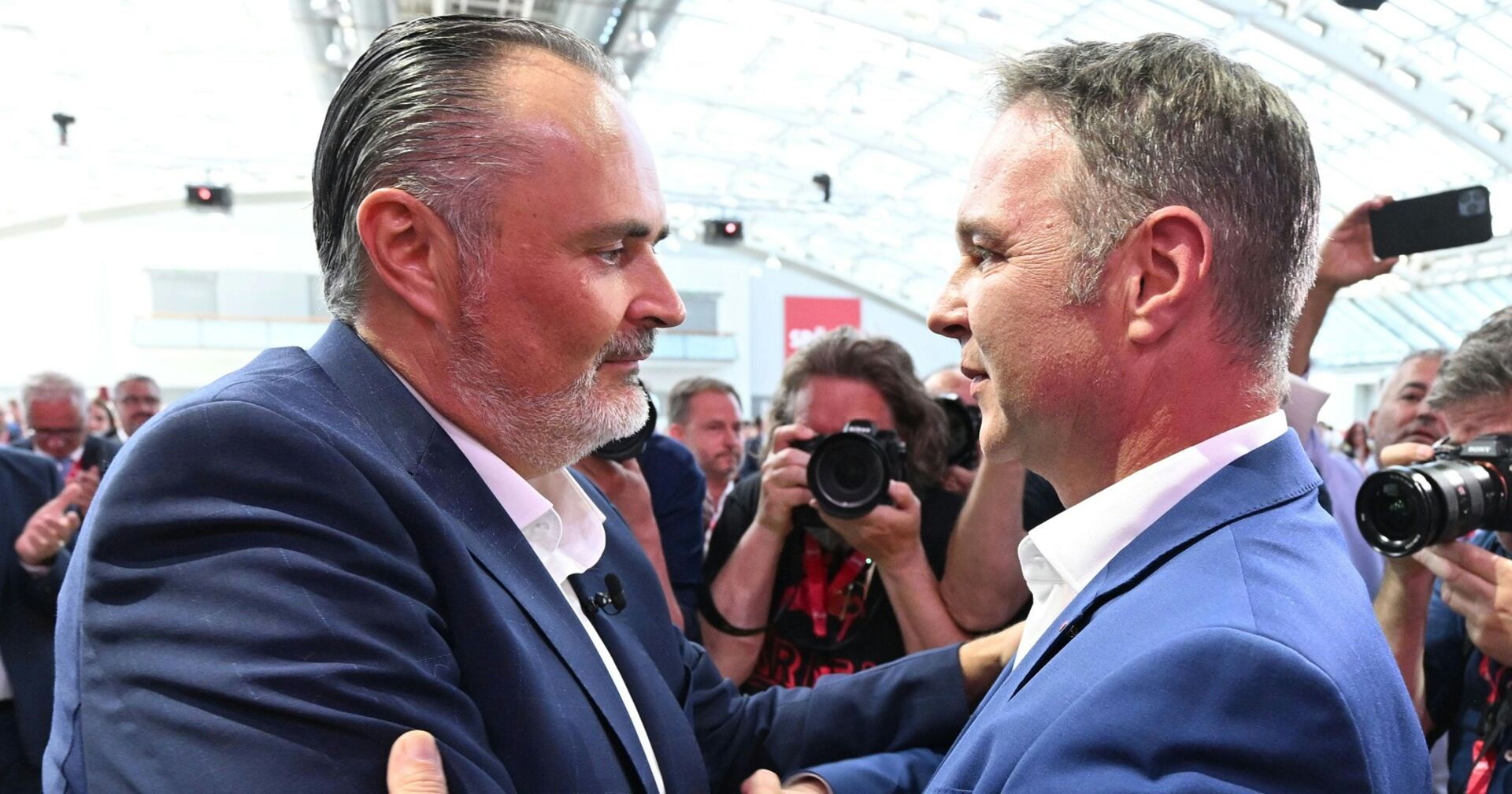 Doskozil und Babler beim Handshake vor den Kameras am Parteitag der SPÖ.