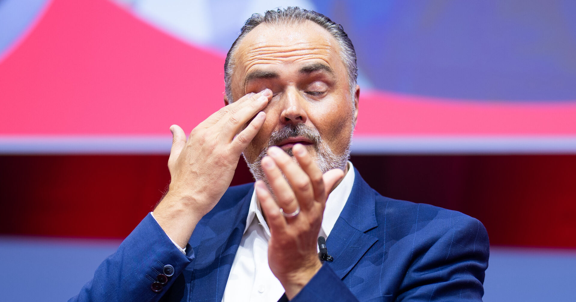 Hans Peter Doskozil auf der Bühne am Sonderparteitag. Er hat die Augen geschlossen und wischt sich Tränen aus dem Gesicht.