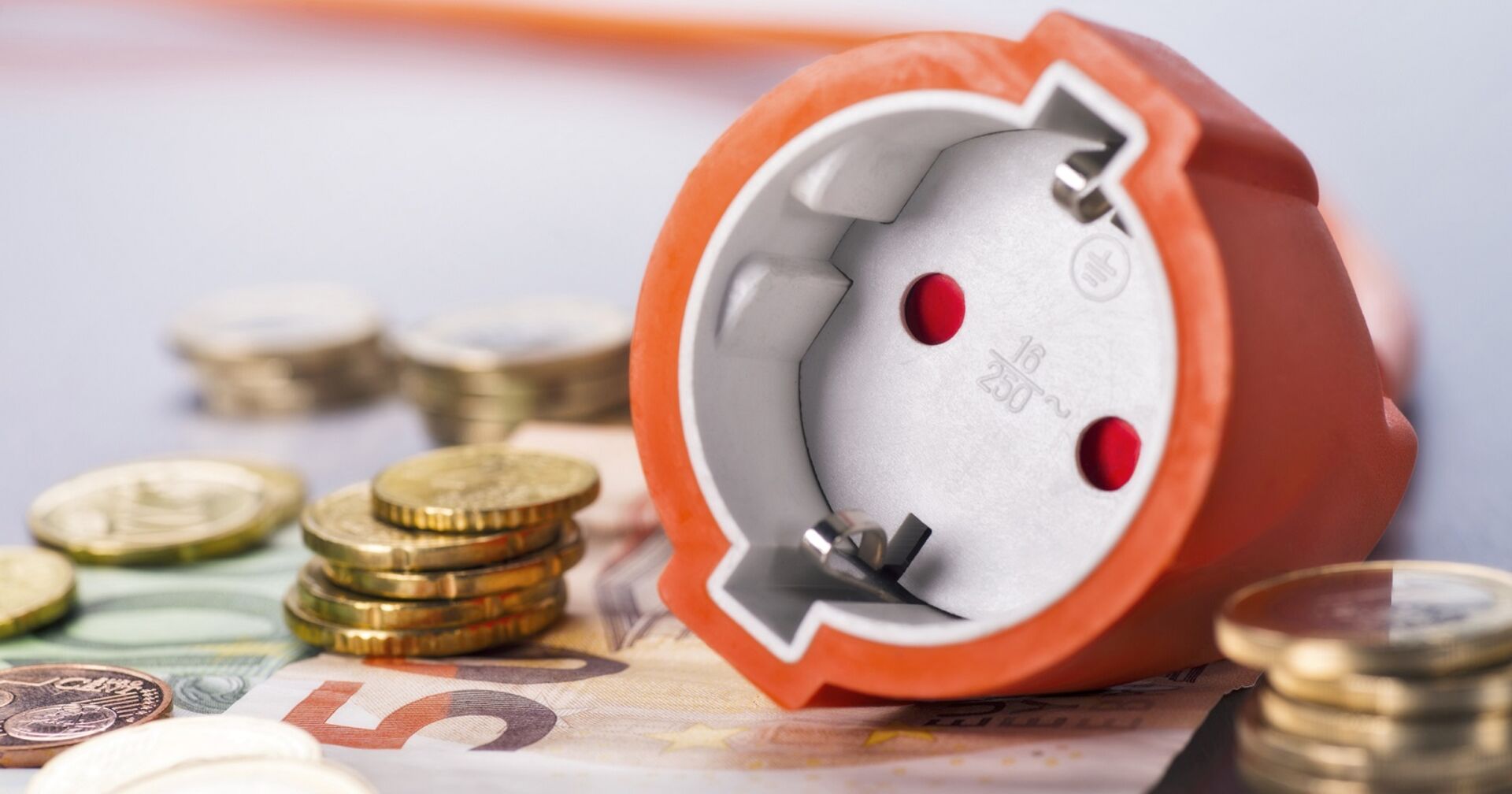 Eine Steckdose auf einem Stapel Geld