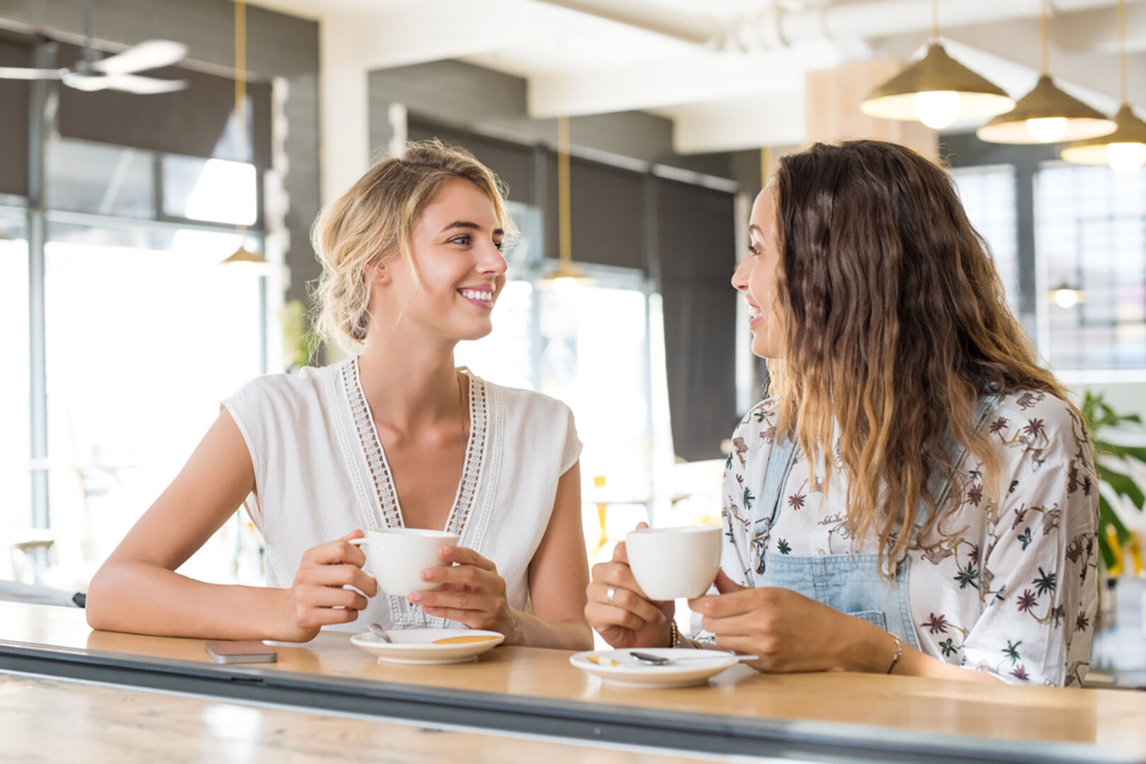 Zwei Freundinnen sind beim Mittagessen | Credit: iStock.com/Ridofranz