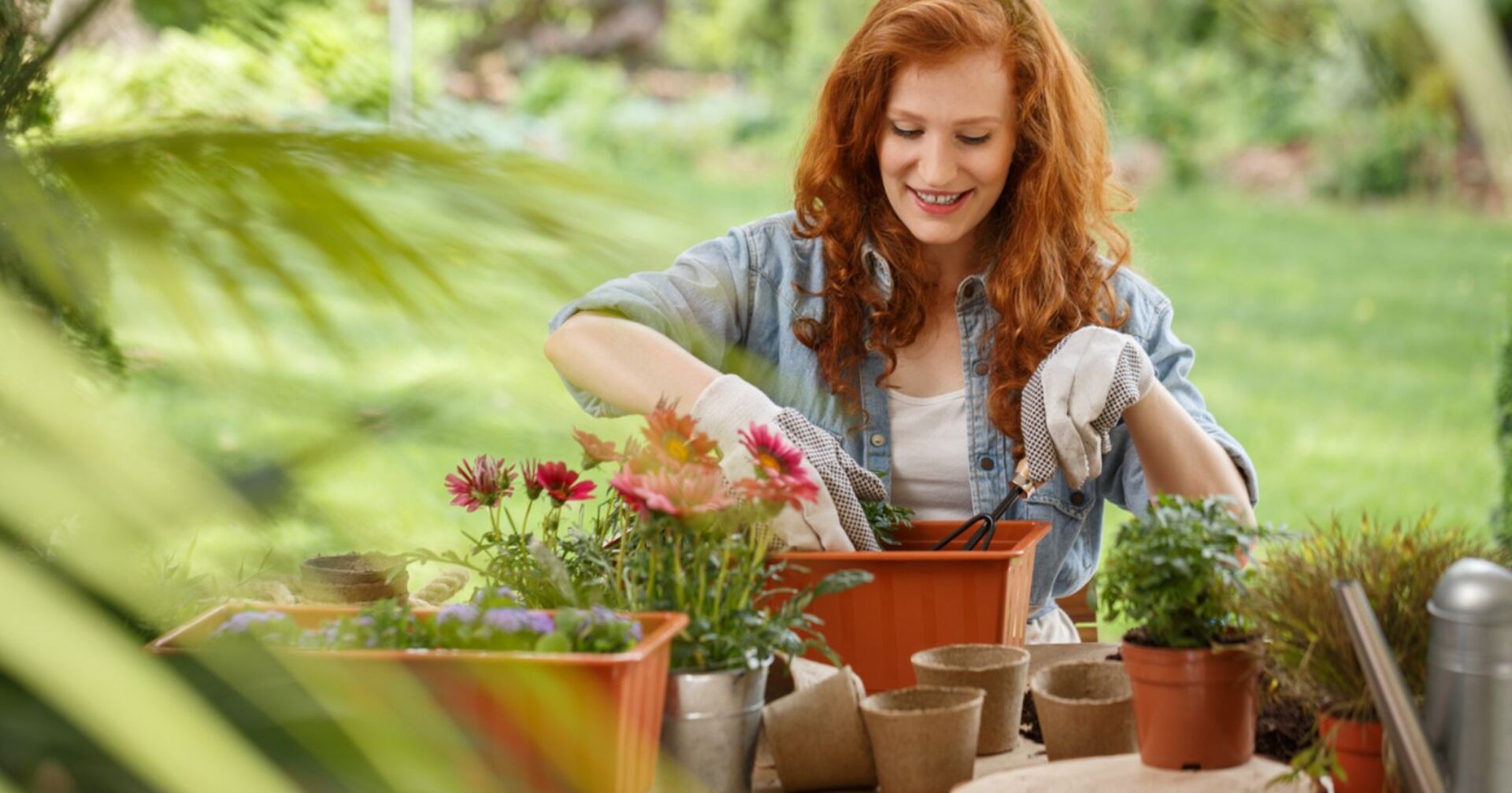 Frau pflanzt Blumen | Credit: iStock.com/KatarzynaBialasiewicz