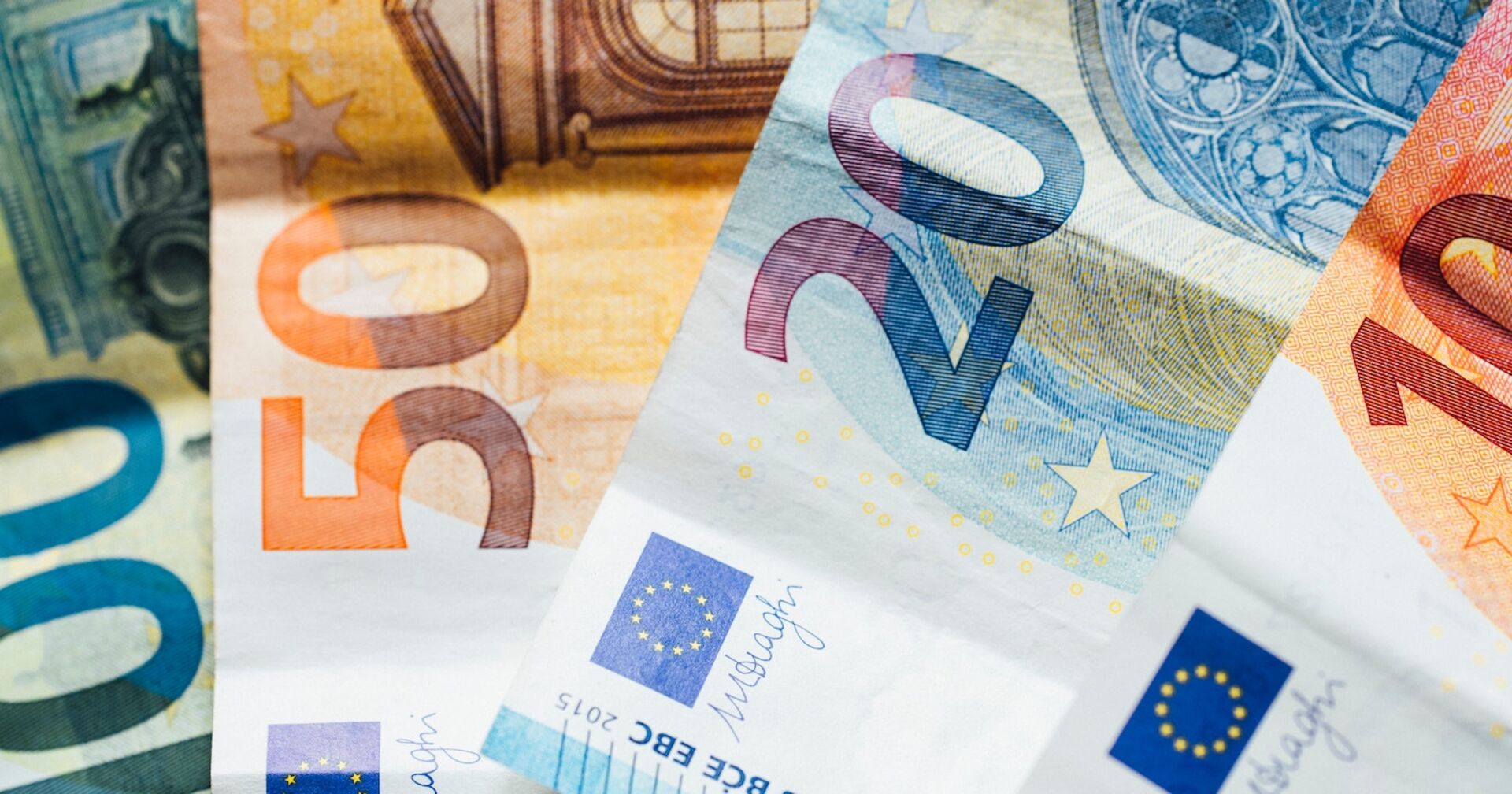 Großaufnahme von Geldscheinen. Je ein 100-, 50-, 20- und 10-Euro-Schein.