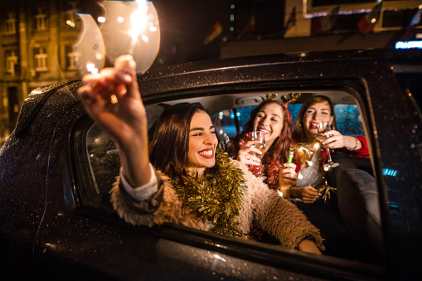 Drei Frauen feiern im Auto