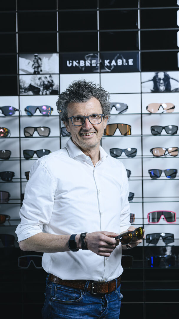 gloryfy-Gründer Christopg Egger vor einer Auswahl an Brillenmodellen